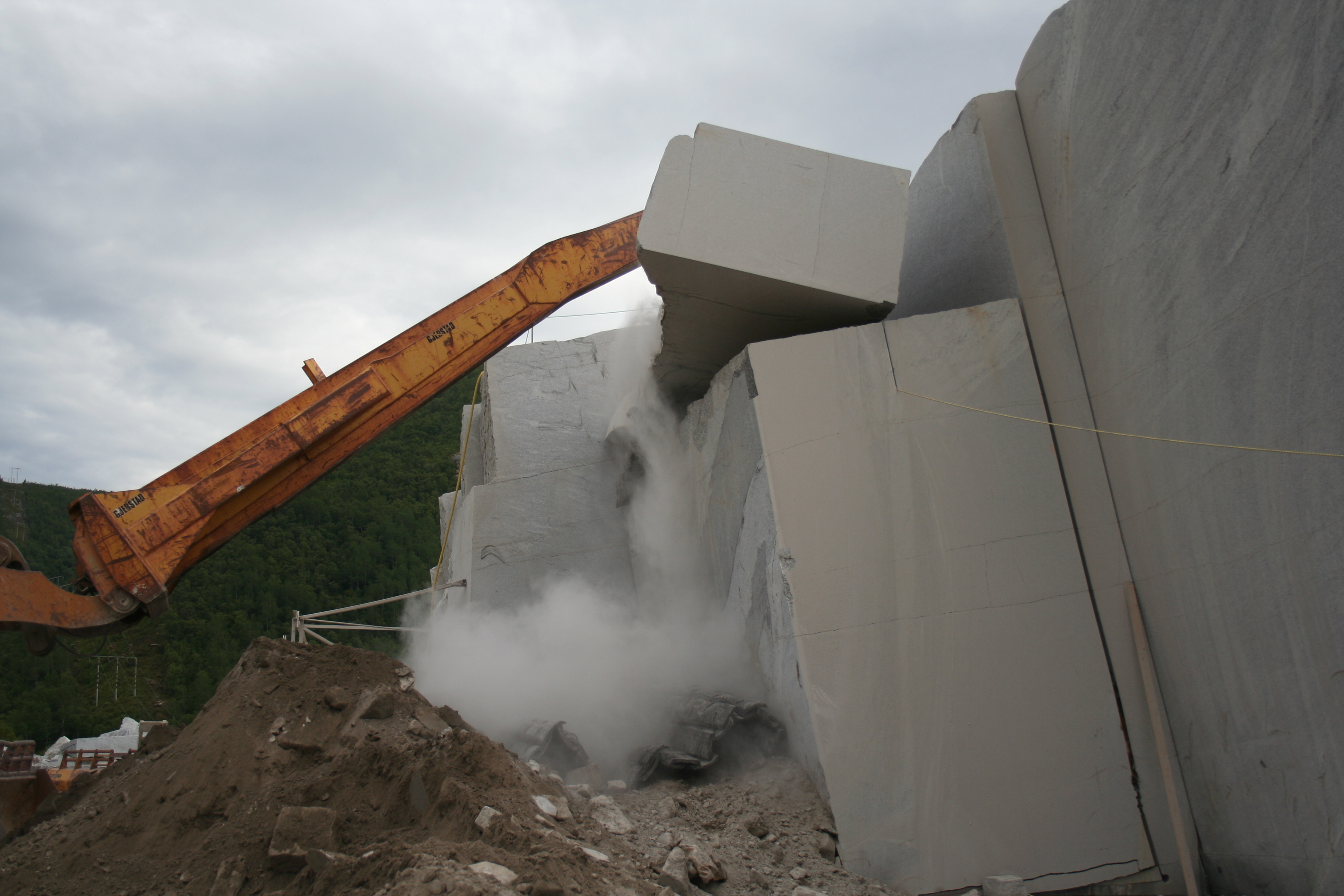 Moderne kjøkken med granittbenk